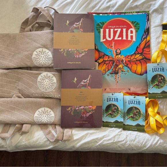 Cirque du Soleil 3 Tote Bags , 2 Notebook , program book Set - Picture 1 of 3